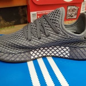 Adidas Deerupt tennis shoes